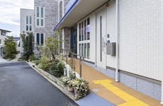 入口はスロープになっています